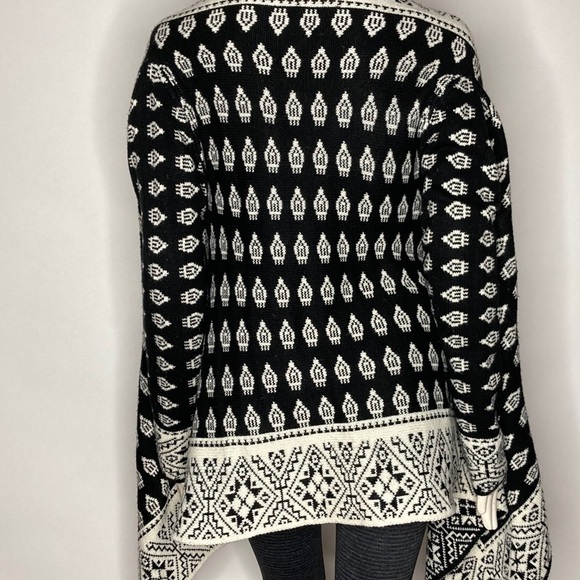 Romeo t Juliet couture Open Asymmetrical Sweater M - Picture 5 of 7